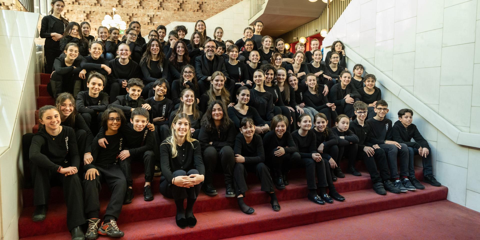 Coro di voci bianche Teatro Regio Torino con al centro il maestro Claudio Fenoglio