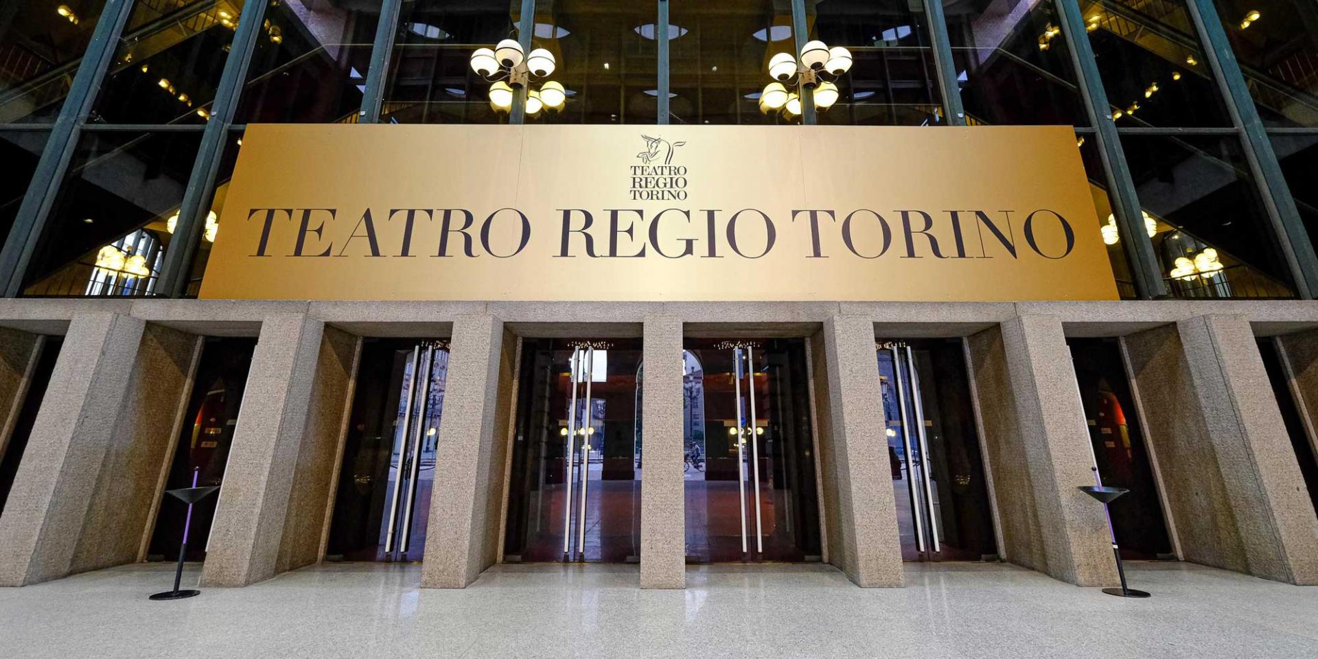 L'ingresso del Teatro Regio (foto Mattia Gaido)