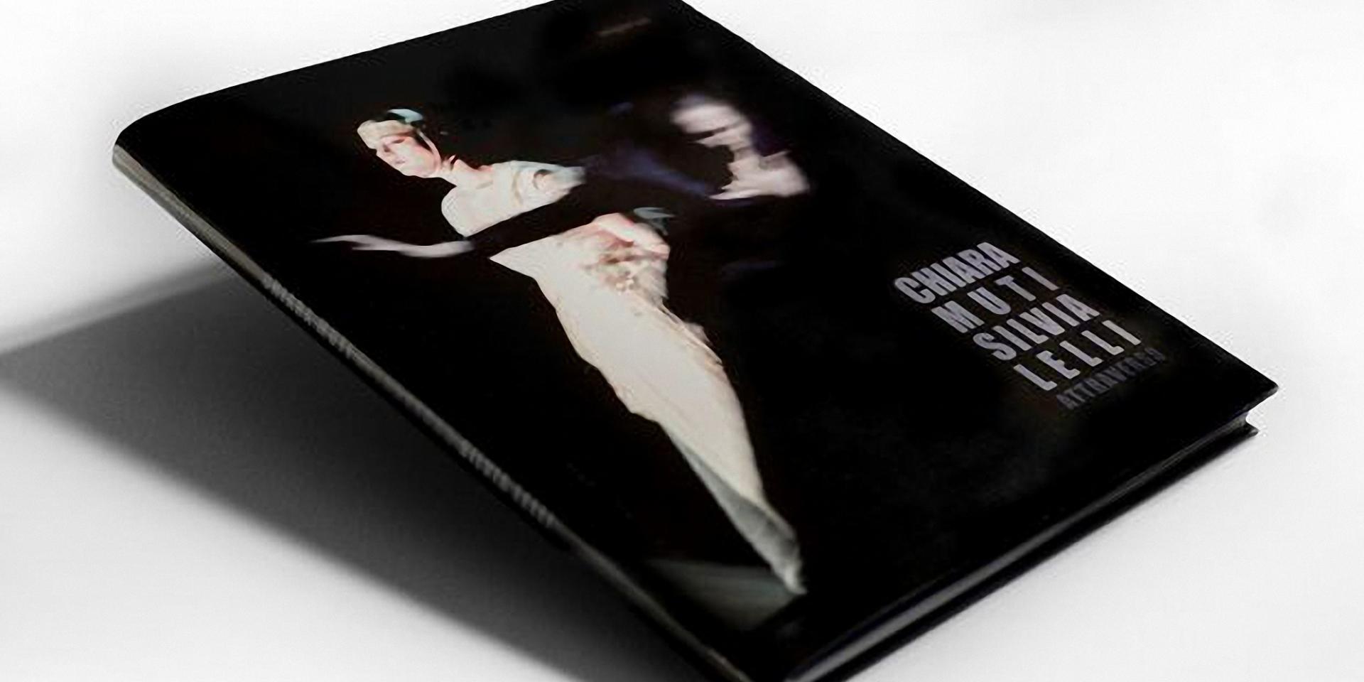 Copertina di Attraverso, libro di Chiara Muti e Silvia Lelli (foto di copertina di Silvia Lelli) Copertina di Attraverso, libro di Chiara Muti e Silvia Lelli (foto di copertina di Silvia Lelli)