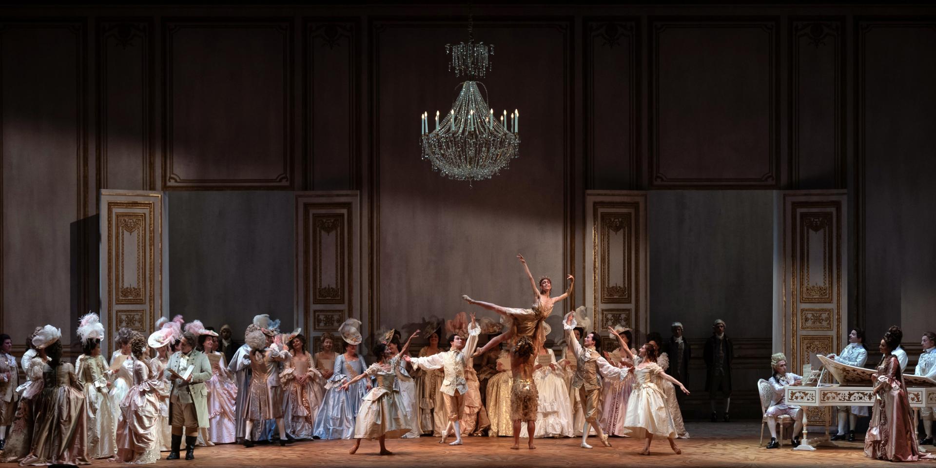 Foto di scena dell'atto I di Andrea Chénier Foto di scena dell'atto I di Andrea Chénier