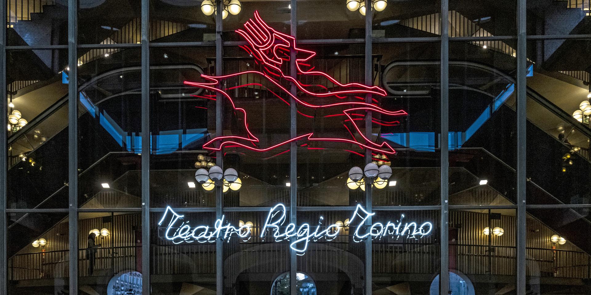 La vetrina del Regio con il logo e la scritta su neon
