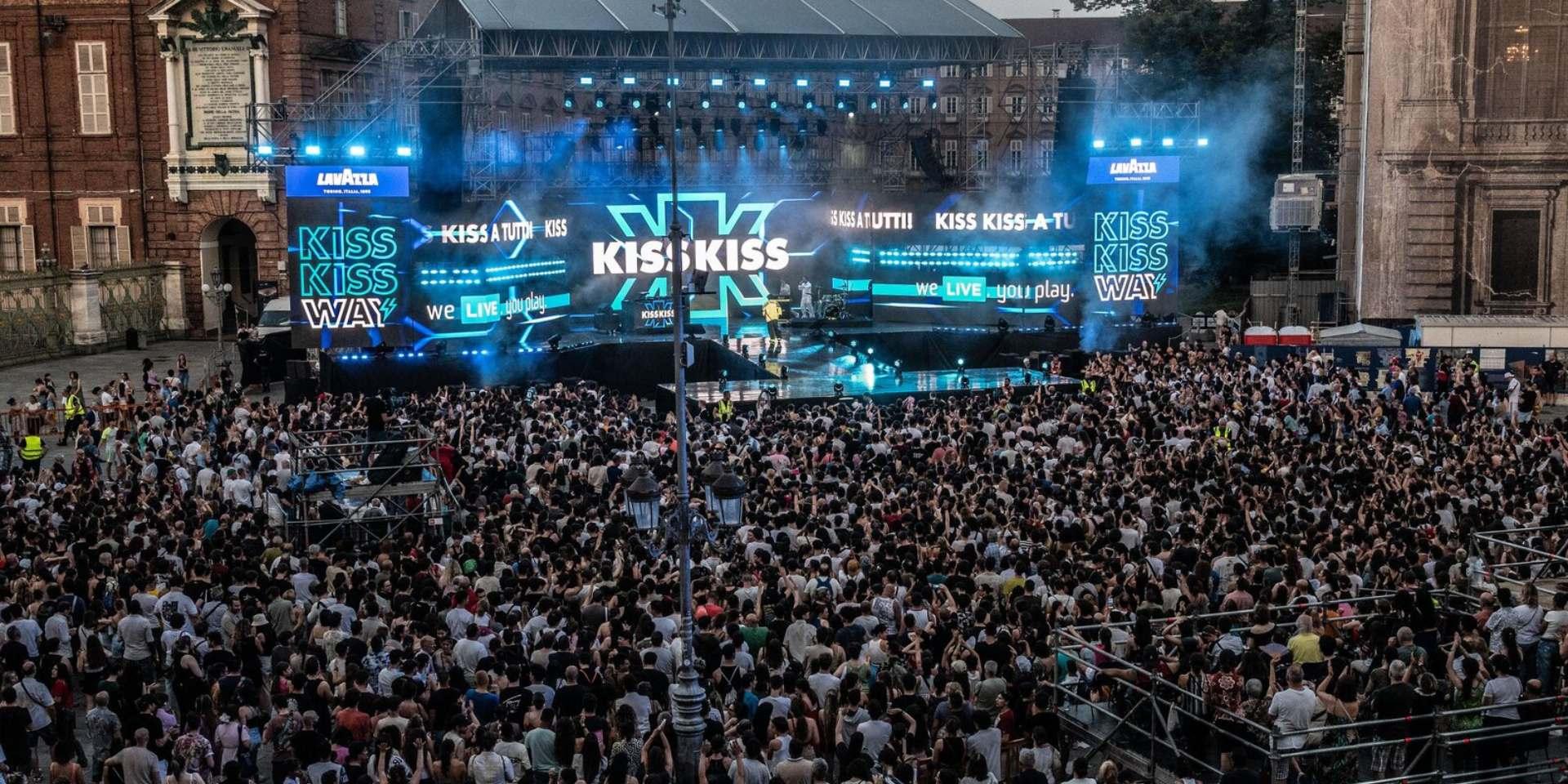 Piazza Castello gremita di pubblico durante un concerto all'aperto