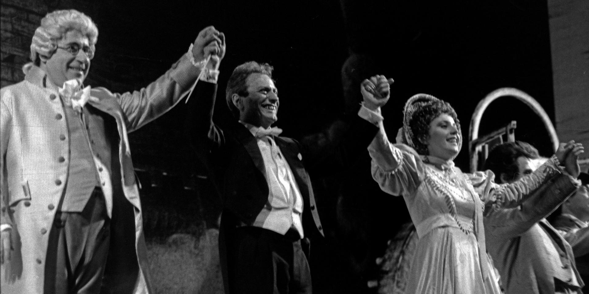 Da sinistra: Enzo Dara (Don Pasquale), Bruno Campanella (direttore d'orchestra) e Luciana Serra (Norina) ricevono gli applausi sul palco del Teatro Regio