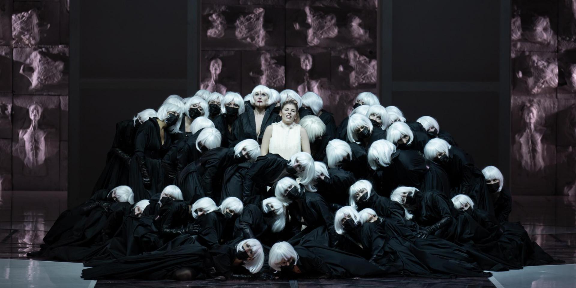 Ingela Brimberg (Turandot), Giuliana Gianfaldoni (Liù) e il Coro Teatro Regio Torino - foto Andrea Macchia