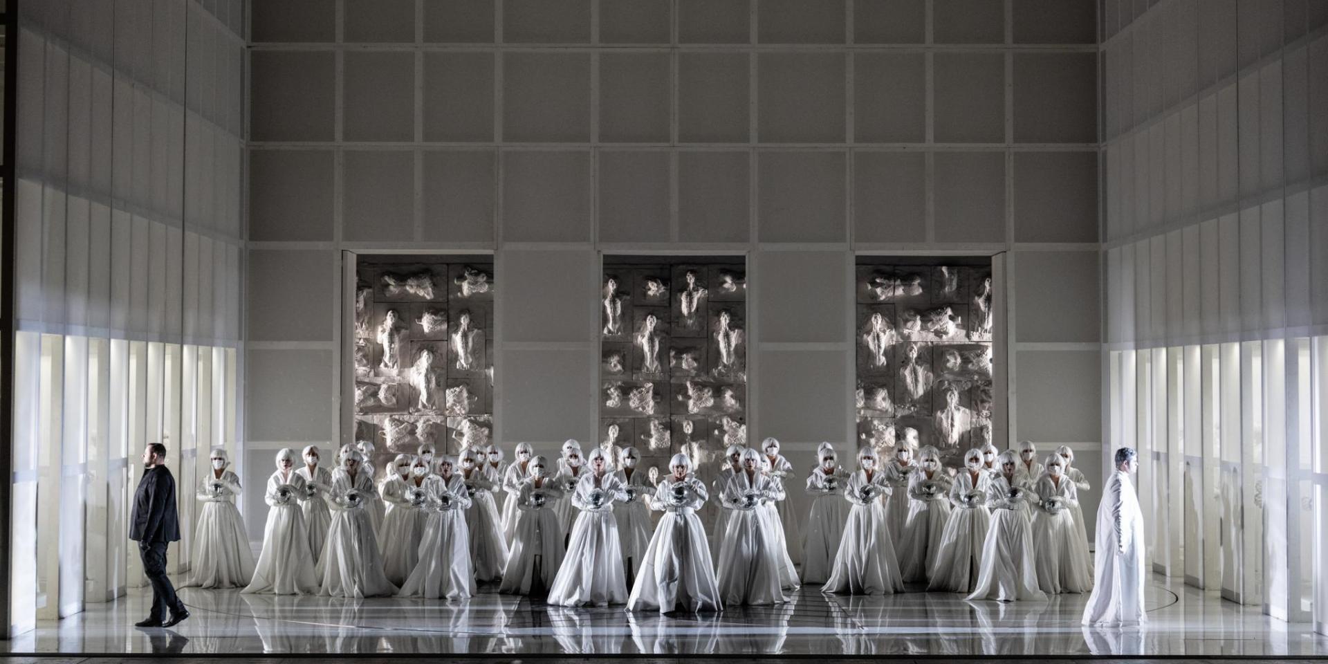 Ingela Brimberg (Turandot) e il Coro Teatro Regio Torino - foto Andrea Macchia