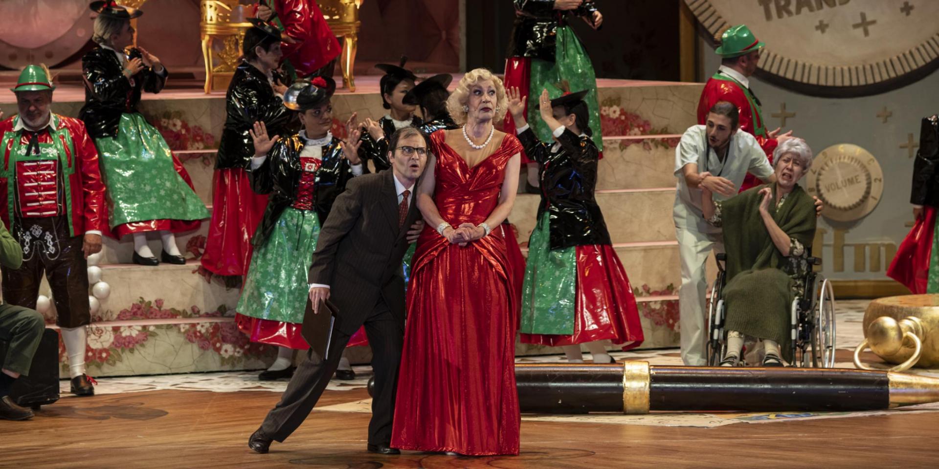 Arturo Brachetti (La duchessa di Krackentorp), Federico Vazzola (Un notaio) e il Coro del Teatro Regio - foto Andrea Macchia