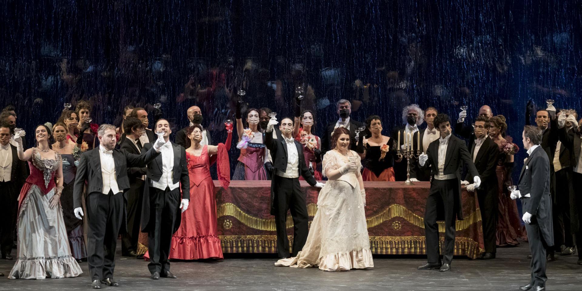 Una foto di scena de La traviata (foto Edoardo Piva)