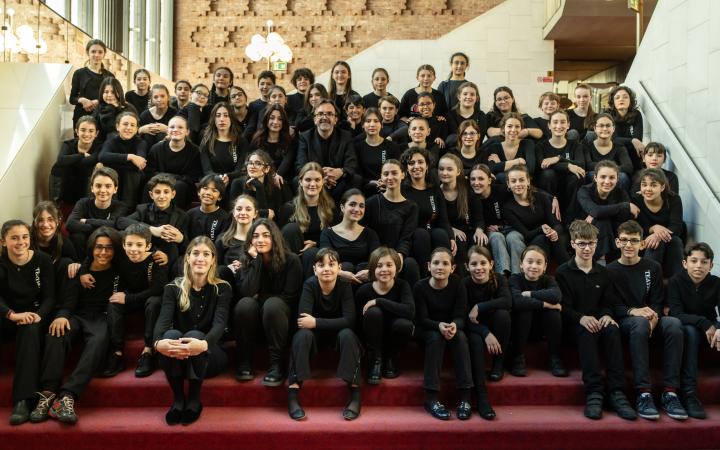 Il Coro di voci bianche Teatro Regio Torino con il maestro Claudio Fenoglio (foto Andrea Macchia)