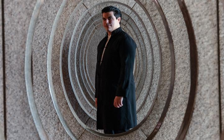 Andrea Battistoni incorniciato come in una spirale dagli ovali di granito delle porte a pettine del Teatro Regio