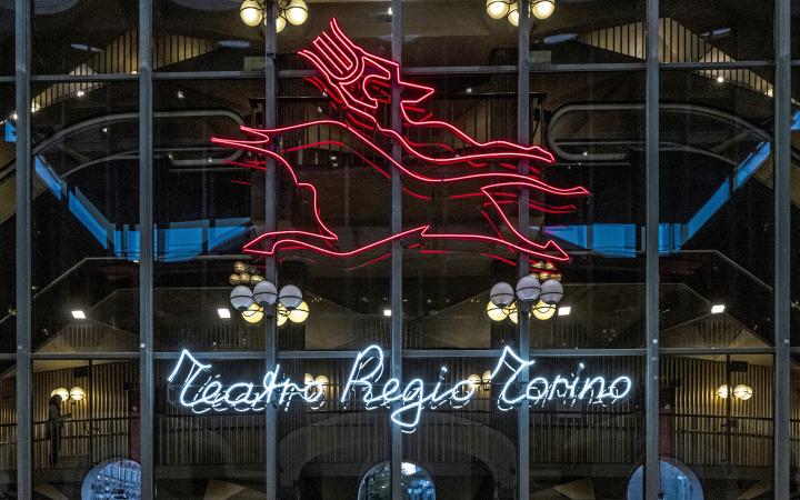 La vetrina del Regio con il logo e la scritta su neon