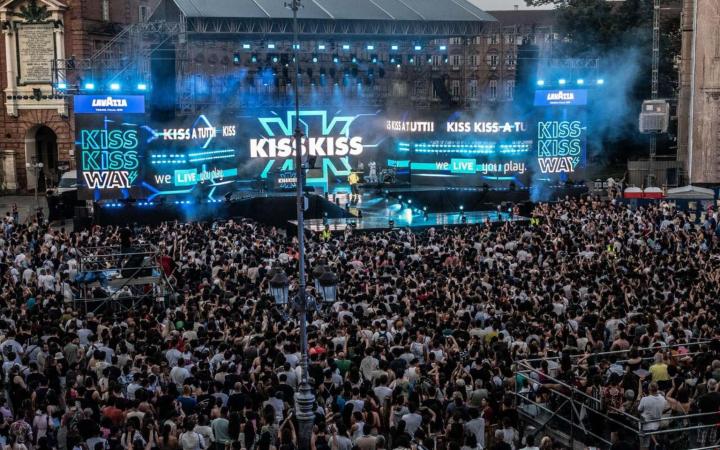 Piazza Castello gremita di pubblico durante un concerto all'aperto