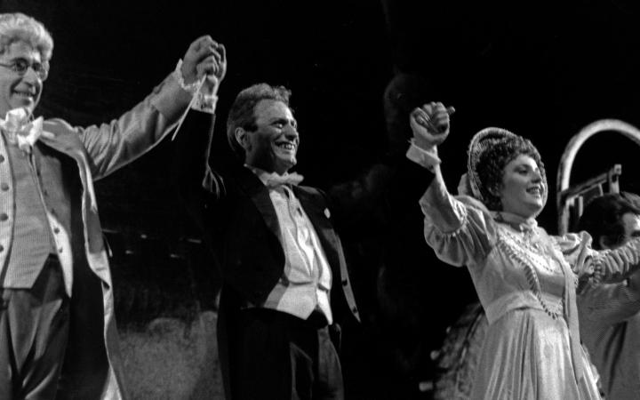 Da sinistra: Enzo Dara (Don Pasquale), Bruno Campanella (direttore d'orchestra) e Luciana Serra (Norina) ricevono gli applausi sul palco del Teatro Regio