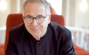 Bertrand de Billy sorride inquadrato in primo piano