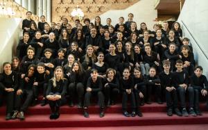 Il Coro di voci bianche del Teatro Regio con al centro il maestro Claudio Fenoglio