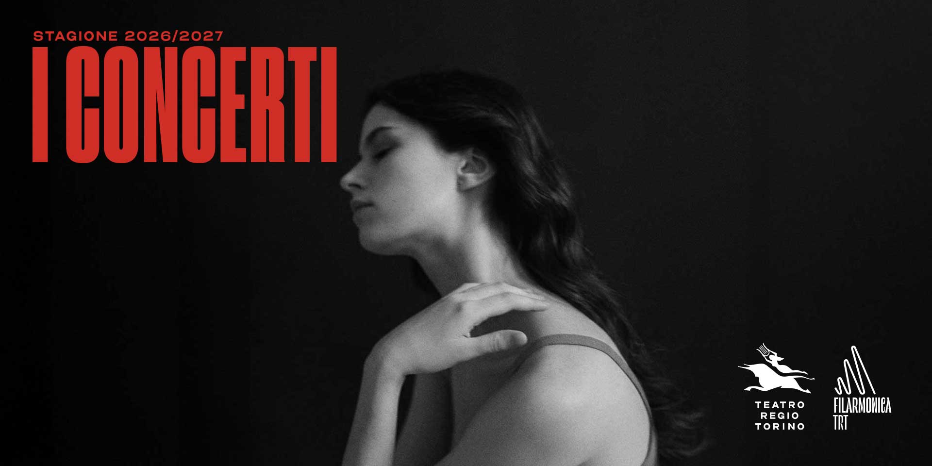 Una donna che si tocca la spalla