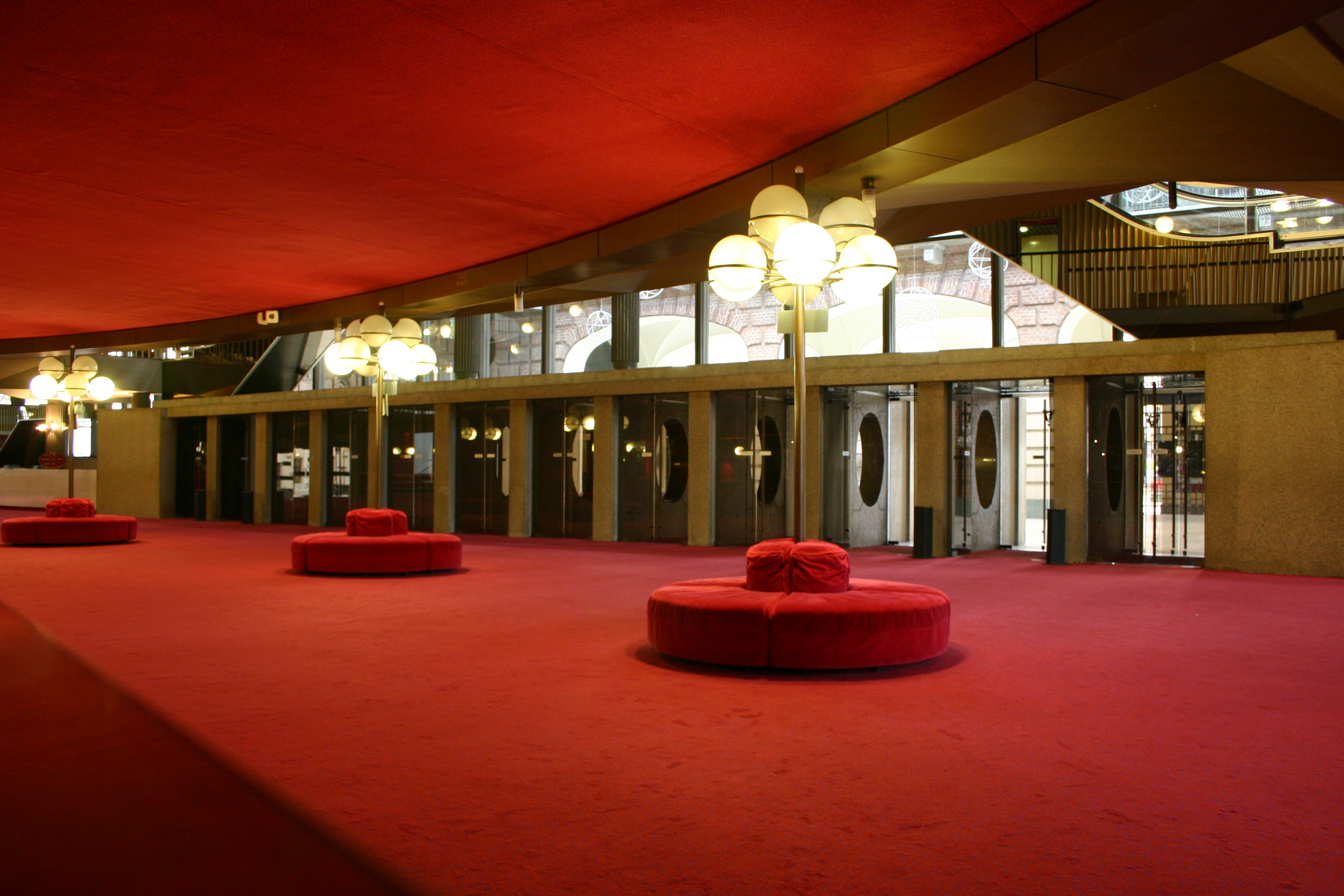 L’ingresso principale del Teatro Regio visto dall’interno