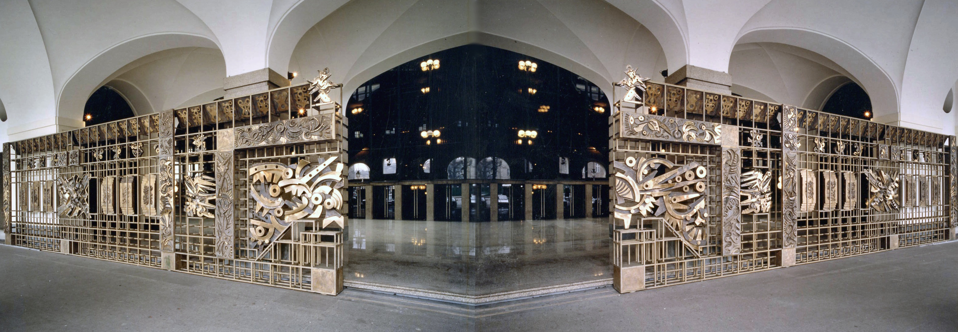 Fotomontaggio prospettico dell’ingresso principale del Teatro con la cancellata bronzea “Odissea musicale”, opera dello scultore Umberto Mastroianni