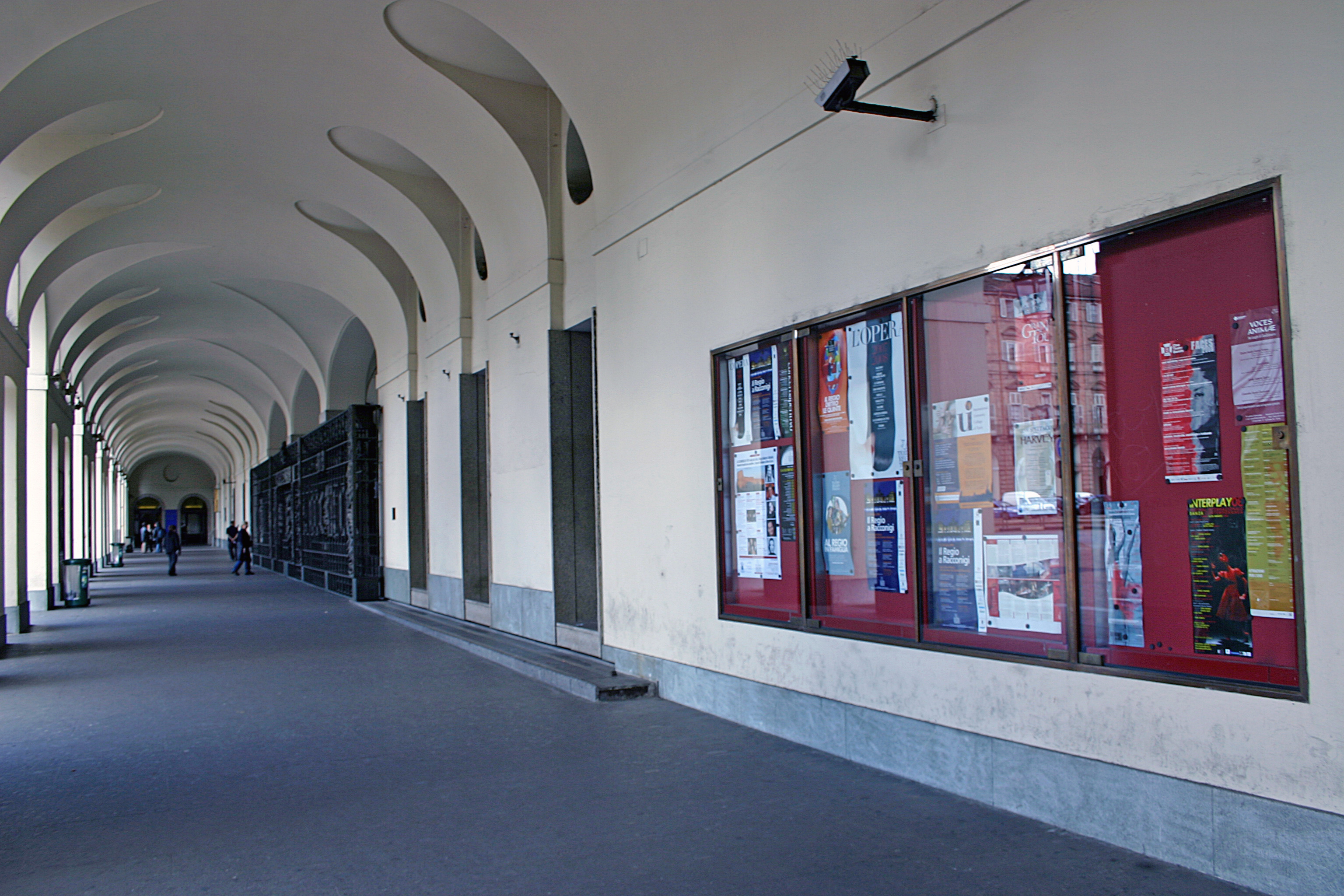 I portici davanti all'ingresso del Teatro Regio in piazza Castello