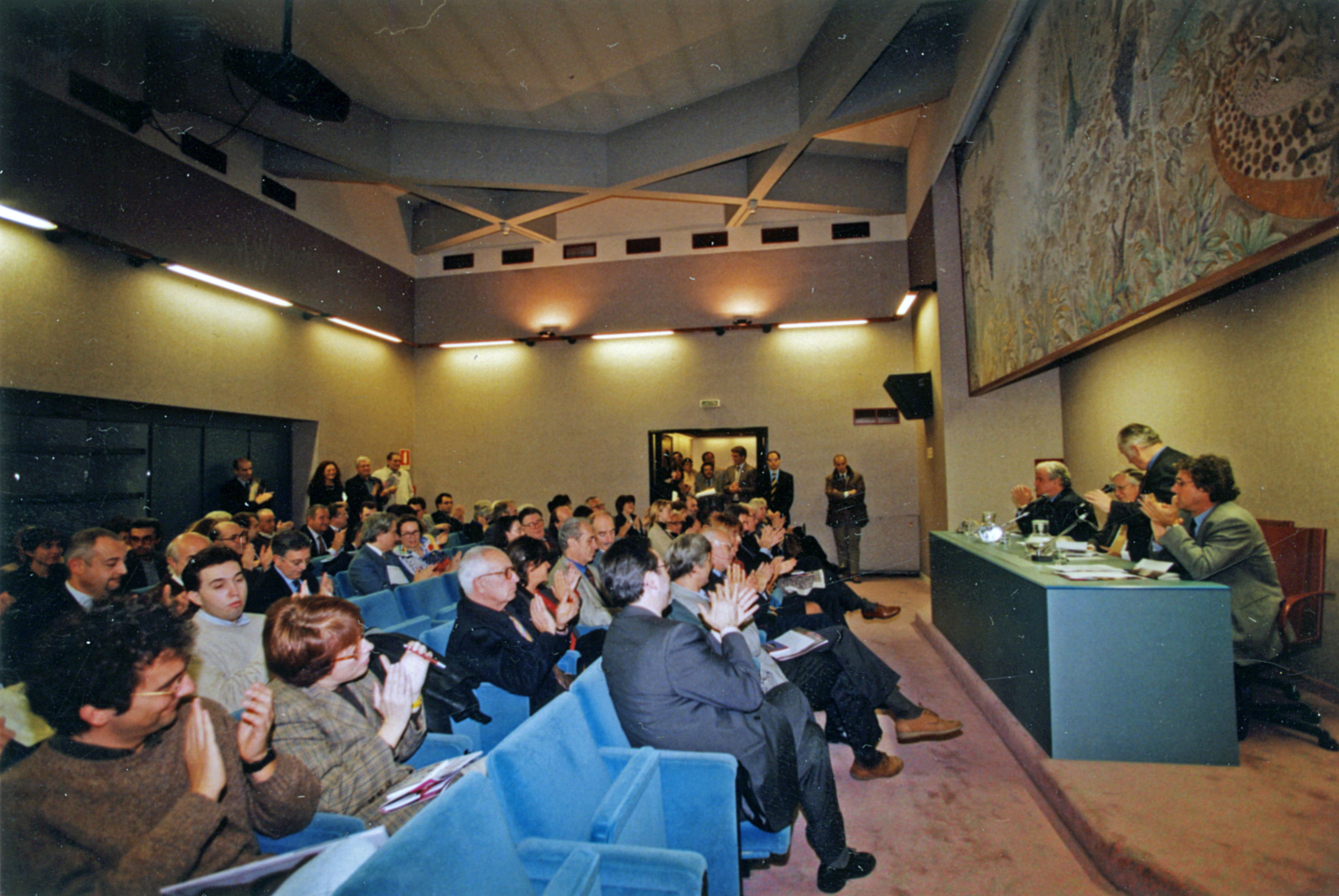 La Sala Pavone, caratterizzata dal grande pannello scenografico di Paolo Bregni (per l’opera “Die Drei Pintos” di C.M. von Weber)