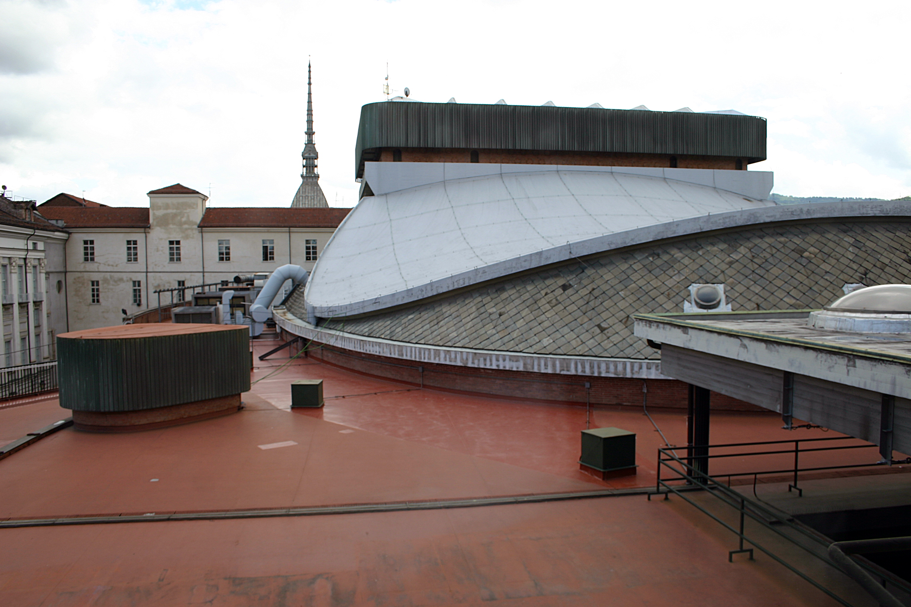 Il terrazzo del Teatro Regio con la peculiare copertura a forma di paraboloide iperbolico, sormontato dalla torre di scena
