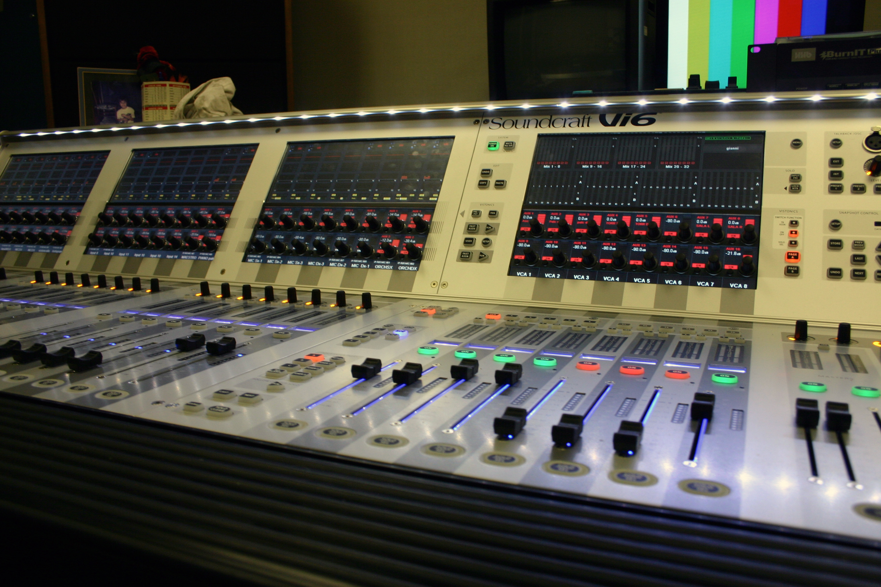Il grande mixer audio digitale che controlla tutti i segnali audio provenienti o destinati alla sala