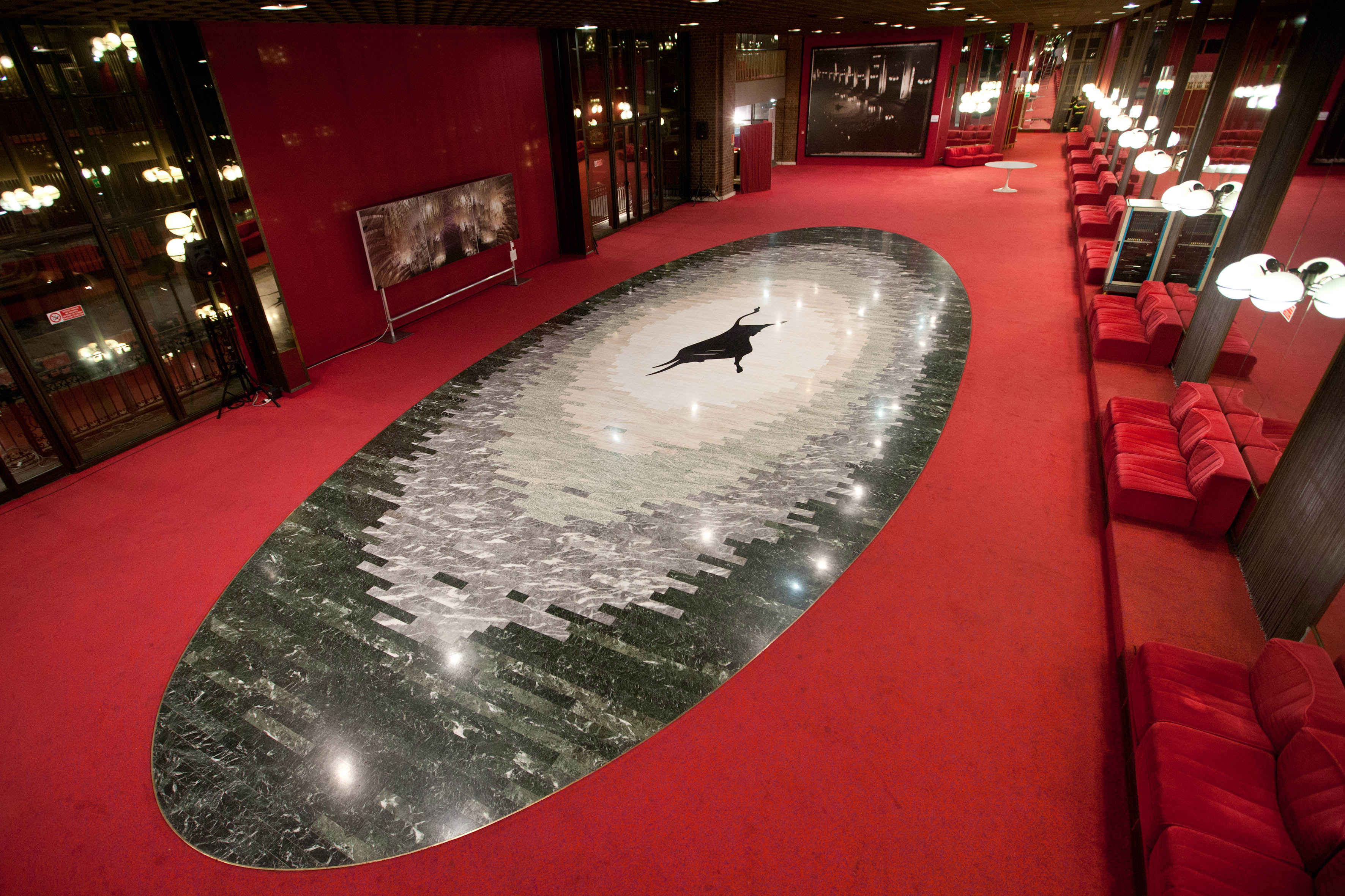 Il Foyer del Toro, la sala più grande del foyer del Teatro con, al centro, un mosaico di marmo